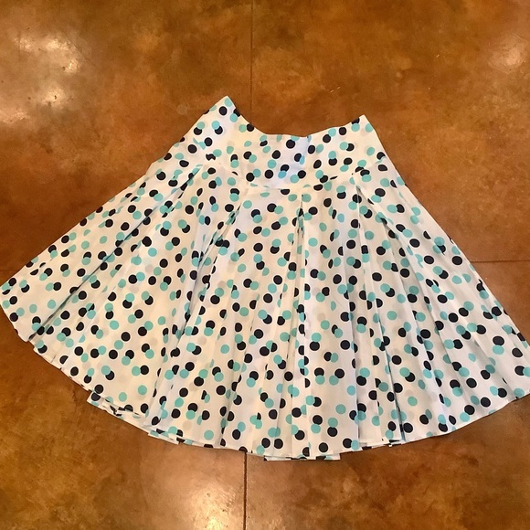 New York & Co flared white skirt with blue polka dots. Sz. 6 great condition - Picture 2 of 3